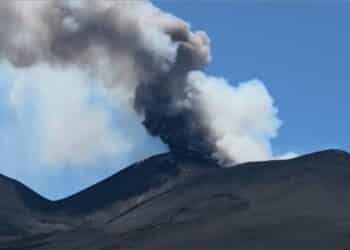 Etna che emette cena