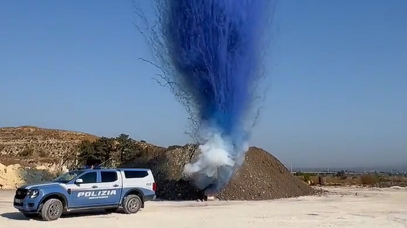Artificieri polizia di stato che fanno brillare dei fuochi d'artificio