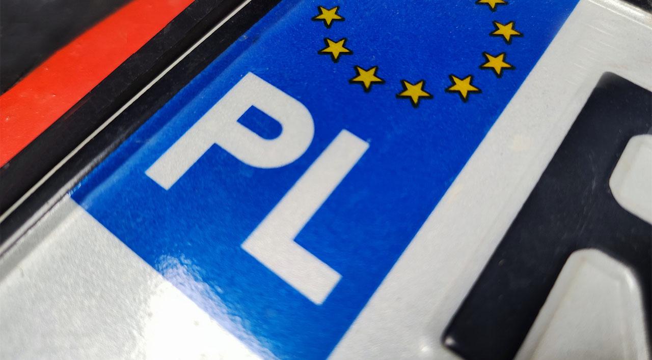 Targhe polacche, il governo prepara la stretta: nel mirino le auto “esterovestite”