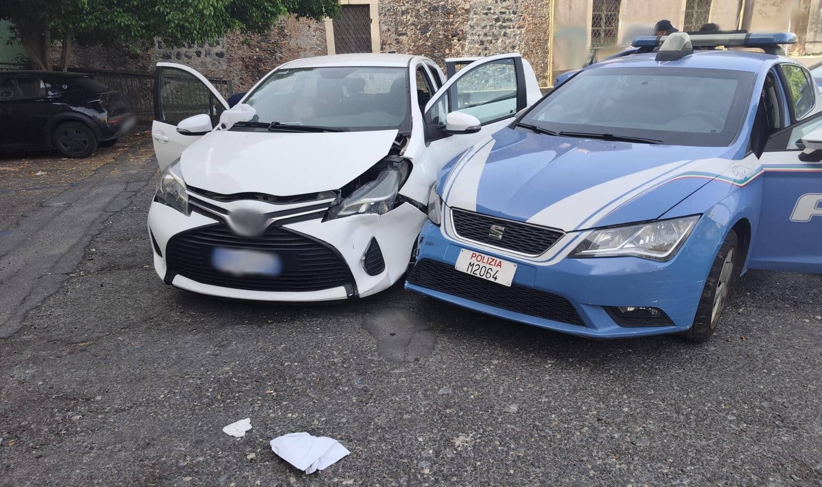 Inseguimento da film nel centro storico: ruba un’auto, sperona la volante e ferisce un poliziotto prima dell’arresto