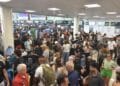 Passeggeri in attesa all'aeroporto di Catania