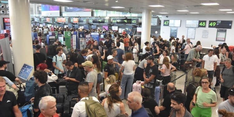 Passeggeri in attesa all'aeroporto di Catania