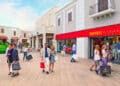 in foto alcune persone che fanno shopping al sicilia outlet village di agira