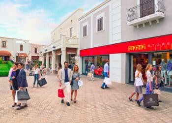 in foto alcune persone che fanno shopping al sicilia outlet village di agira