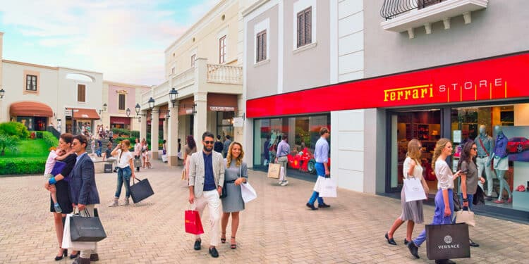 in foto alcune persone che fanno shopping al sicilia outlet village di agira