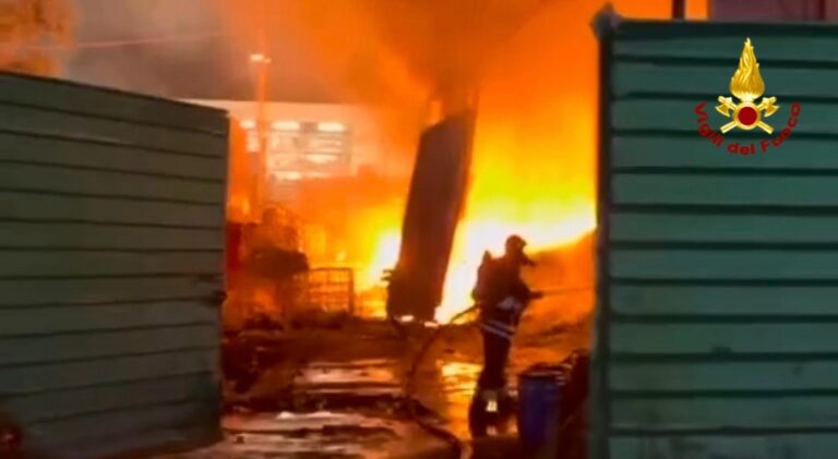 Incendio deposito di oli esausti a Catania