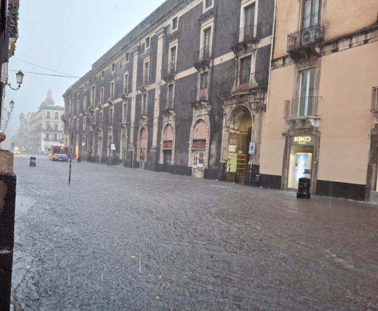 Maltempo a Catania: strade come fiumi e negozi allagati