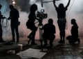 In foto dei ragazzi che si preparano a delle riprese cinematografiche