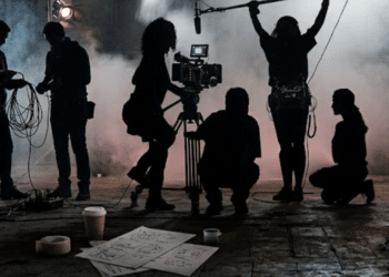 In foto dei ragazzi che si preparano a delle riprese cinematografiche