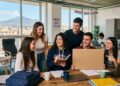 in foto studenti felici nel leggere che sono stati selezionare per avere un posto letto nelle residenze universitarie