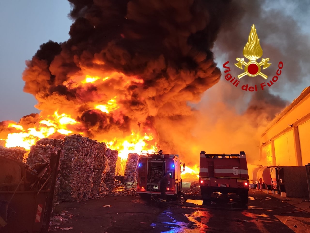 Incendio nella Zona Industriale di Catania, sindacati contro Pfizer: «Attività non sospese nonostante i fumi tossici»