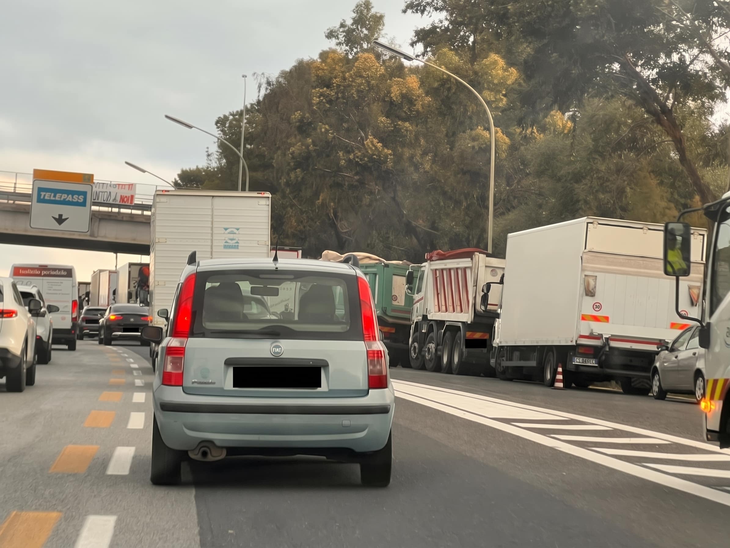 Autotrasporto in Sicilia, è spaccatura: continua lo stop a oltranza al casello di San Gregorio