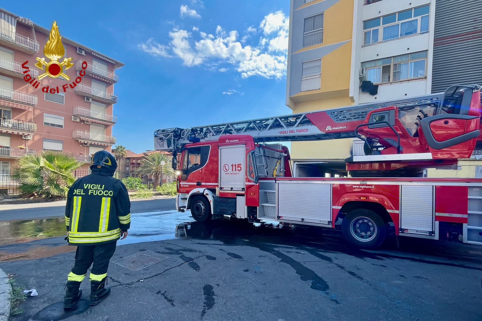 Catania, incendio in una palazzina a Librino: i Vigili del Fuoco salvano due cagnolini