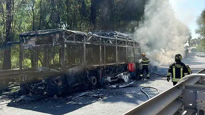 Catania, autobus AMTS prende fuoco all’Asse dei Servizi: nessun ferito o intossicato