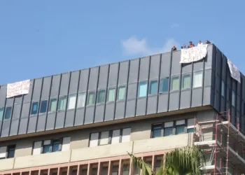 Sei Ex Operai Cofely Manifestano Sul Tetto Dell Edificio Del Policlinico 16f1303c1ce4e1280300db46c341e18b