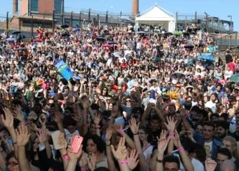 Folla In Area Palco Ad Etna Comics 2015