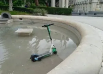 Catania Monopattino Nella Fontana