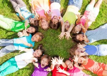 Gruppi Di Ragazzi In Cerchio