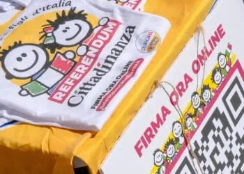 Il segretario di +Europa Riccardo Magi promuove la raccolta di firme per il referendum sulla cittadinanza con un banchetto a Largo di Torre Argentina a Roma, Sabato 14 Settembre 2024 (foto Mauro Scrobogna /LaPresse)
+Europa secretary Riccardo Magi promotes the collection of signatures for the citizenship referendum with a stand in Largo di Torre Argentina in Rome, Saturday September 14, 2024 (Photo by Mauro Scrobogna / LaPresse)