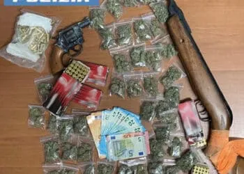 TROVATO CON 300 GRAMMI DI MARIJUANA DAVANTI AL SUPERMERCATO PUSHER 17ENNE ARRESTATO DALLA POLIZIA DI STATO IN CASA NASCONDEVA FUCILE PISTOLA E 400 PROIETTILI