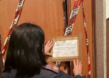 DAL RITO AL ROGO TENTA UN RITO SATANICO MA DA FUOCO ALLA CASA. 71 SALVATO E DENUNCIATO DALLA POLIZIA DI STATO 1