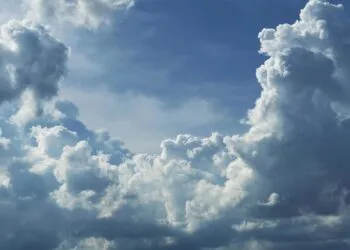 8701031 Cielo Nuvoloso E Azzurro Con Sole Gratuito Foto